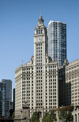 Obraz premium The skyline and bridge scenery of the tall buildings in the canal city of Chicago, USA