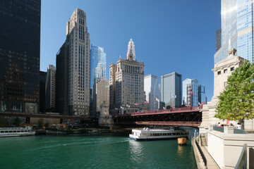 Obraz premium The skyline of tall buildings in the canal city of Chicago, USA