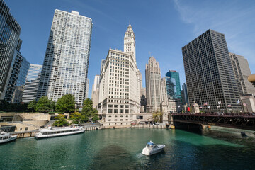 Fototapeta premium The skyline and bridge scenery of the tall buildings in the canal city of Chicago, USA