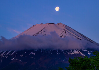 忍野村から富士山と月夜 © 文明 金本