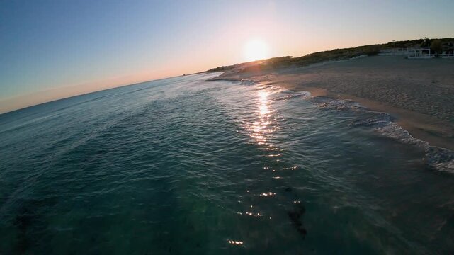 Volo FPV sul Mare e le Dune di Marina di Lizzano, - Salento, Puglia, Taranto, Italia
