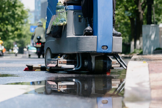 washing floor with machine