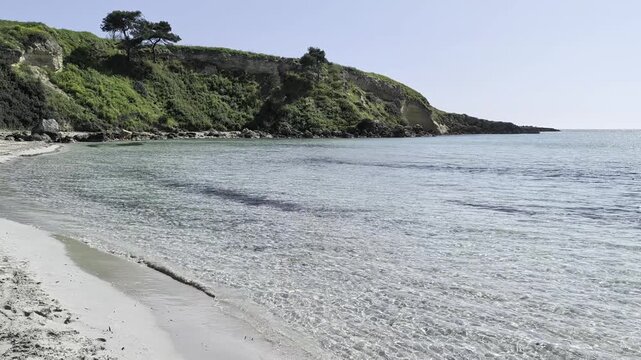 Salento, Spiaggia paradisiaca a Lido Silvana con mare calmo e cielo sereno in primavera - Puglia, Marina di Pulsano, Taranto, Italia (HDR Video)