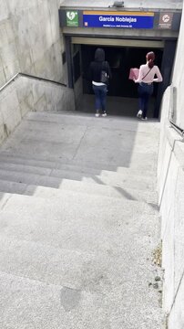 Metro subterr&aacute;neo bajando escaleras entrada boca de metro transporte p&uacute;blico y pelda&ntilde;o acceso al subway para transporte en tren