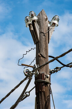 Poste de madera con cables de fibra &oacute;ntica.