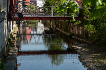 Bielsko-Biała o poranku w ciepłym świetle – architektura i miejska zieleń © Elżbieta Kaps