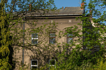 Bielsko-Biała o poranku w ciepłym świetle – architektura i miejska zieleń © Elżbieta Kaps