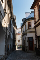 Bielsko-Biała o poranku w ciepłym świetle – architektura i miejska zieleń © Elżbieta Kaps