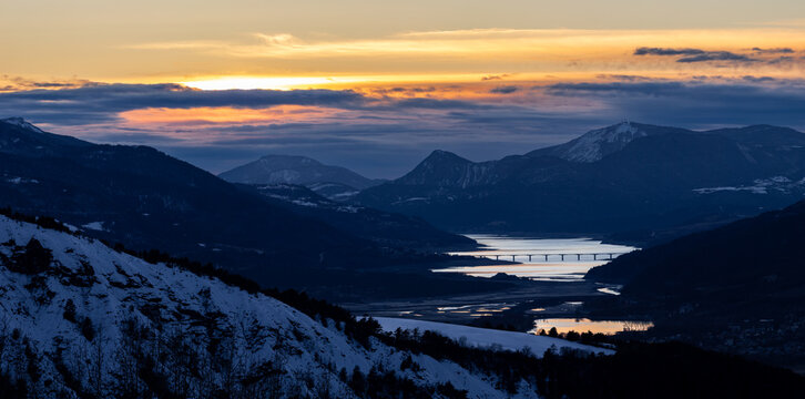 Lac de Serre-Pon&ccedil;on - Le M&eacute;ale couch&eacute; de soleil