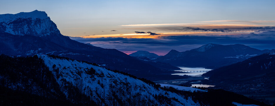 Lac de Serre-Pon&ccedil;on - Le M&eacute;ale couch&eacute; de soleil