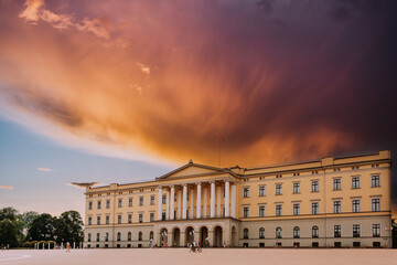 Royal Palace facade in central Oslo © Great Brut Here