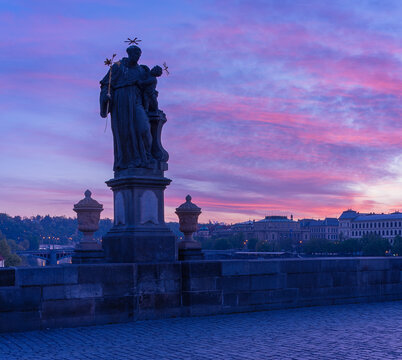 Sonnenaufgang auf der Prager Karlsbr&uuml;cke