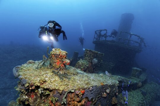Divers, four, above deck, bow in front, bridge behind, funnel behind, tugboat, wreck, shipwreck, Virgen de Altagracia, Caribbean Sea near Playa St. Lucia, Camag&uuml;ey Province, Caribbean, Cuba