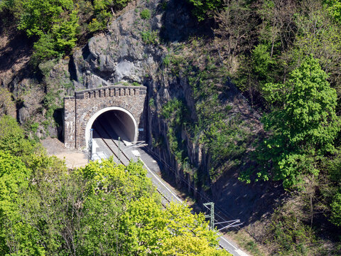 Eisenbahntunnel mit Oberleitungen - neue Eisenbahnschienen und Elektrifizierung