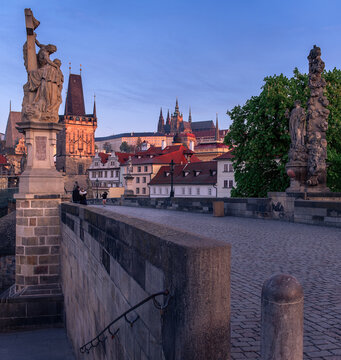 Blick von der Karlsbr&uuml;cke zum Veitsdom und der Prager Burg bei Sonnenaufgang 