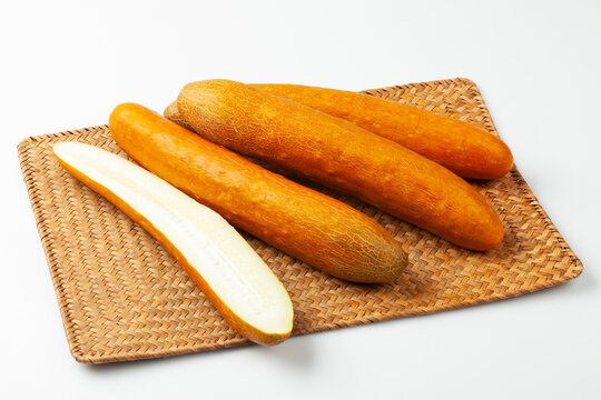 노각은 늙어서 빛이 누렇게 된 오이.
Nogak is a cucumber that has turned yellow due to old age.

