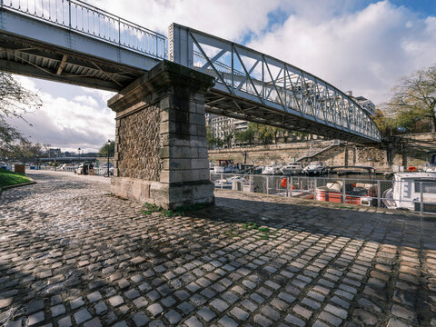 La passerelle au port de l'Arsenal, Canal de l'Ourq, &agrave; Paris