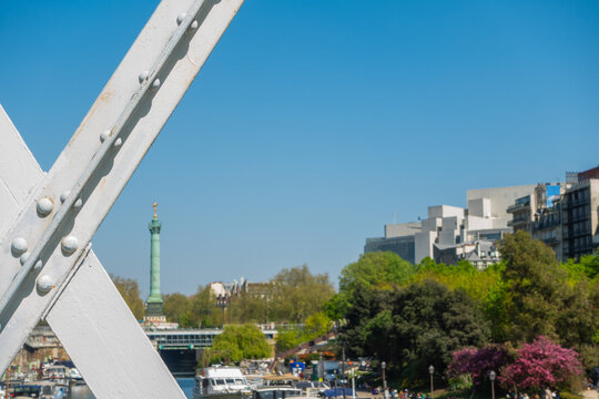 La colonne de la Bastille vue depuis la passerelle, port de l'Arsenal, Paris