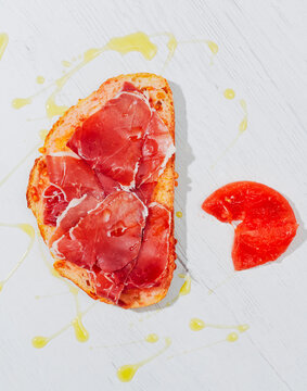 pa amb tomaquet with ham seen from above
