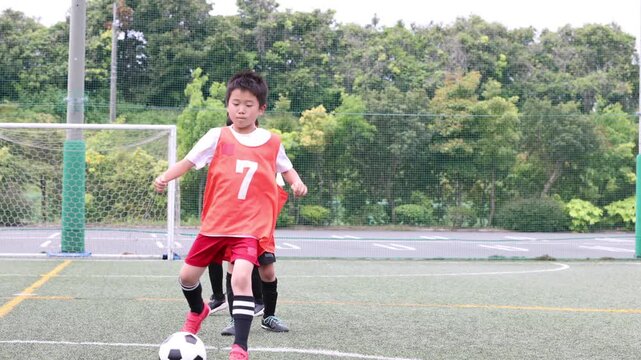 パス練習を楽しむ少年サッカー選手たち