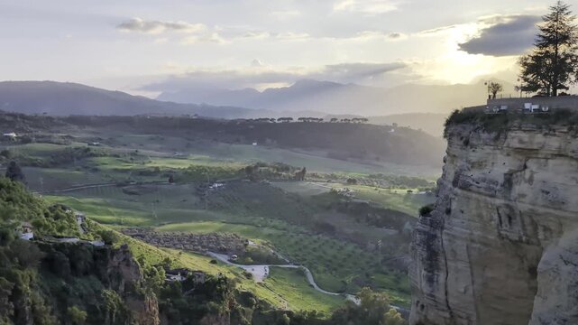 Paisaje de valle verde andaluz bajo nubes din&aacute;micas