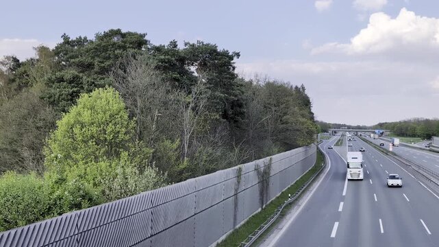 Conducci&oacute;n por Autobahn alem&aacute;n con barreras ac&uacute;sticas