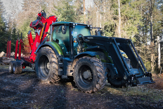 Ein Traktor Marke Valtra mit rotem Anh&auml;nger f&uuml;r den Forstbetrieb parkt am 02. M&auml;rz 2026 in einem Wald in Pforzheim, Baden-Wuerttemberg, Deutschland
