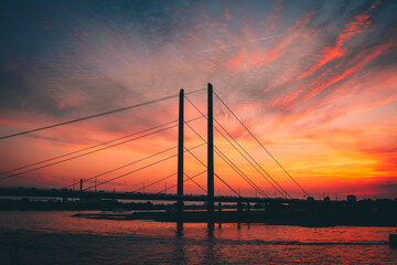 Fototapeta premium Sonnenuntergang mit der Düsseldorfer Brücke