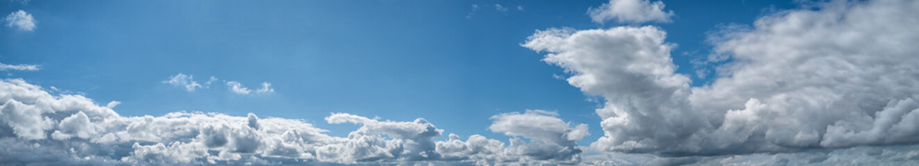 vue panoramique d'un ciel bleu très nuageux, PNG fond transparent © PL.TH