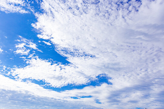 c&eacute;u azul com nuvens