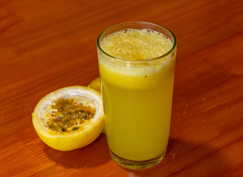 copo com suco de maracuj&aacute;