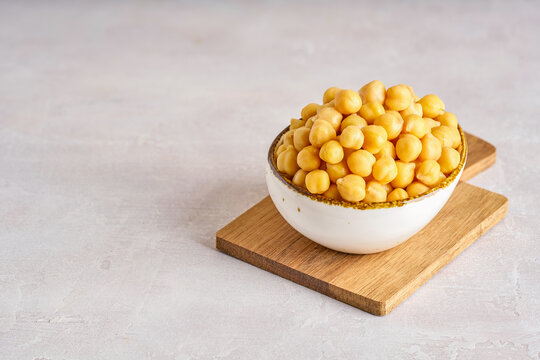 Cooked chickpeas in ceramic bowl