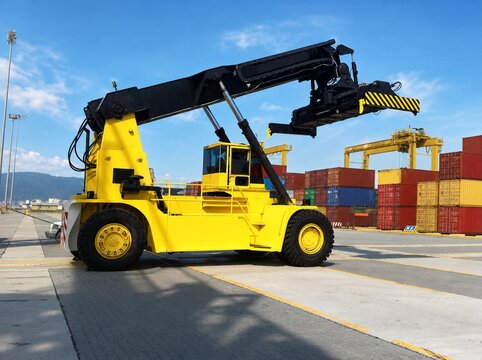 container reach stacker