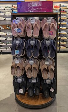 Expositor con chanclas marca Skechers Go Walk, en una tienda Skechers, Madrid, Espa&ntilde;a, 25 de marzo de 2026