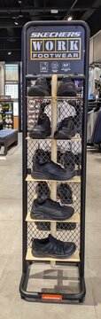 Expositor con calzado de trabajo marca Skechers Work Footwear, en una tienda Skechers, Madrid, Espa&ntilde;a, 25 de marzo de 2026