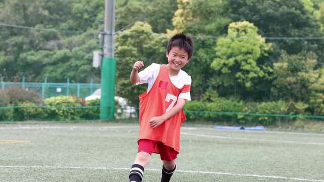 リフティング練習をする少年サッカー選手