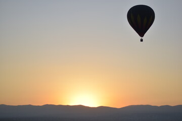 Fototapeta premium hot air balloon at sunset