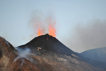 Etna, 2 luglio 2024, cratere Voragine. Attività esplosiva stromboliana precedente la fase parossistica del 4 luglio 2024.  © mirko zez