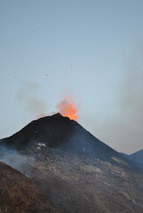 Etna, 2 luglio 2024, cratere Voragine. Attività esplosiva stromboliana precedente la fase parossistica del 4 luglio 2024.  © mirko zez