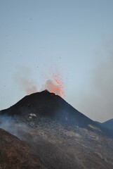 Etna, 2 luglio 2024, cratere Voragine. Attività esplosiva stromboliana precedente la fase parossistica del 4 luglio 2024.  © mirko zez