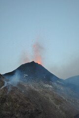 Etna, 2 luglio 2024, cratere Voragine. Attività esplosiva stromboliana precedente la fase parossistica del 4 luglio 2024.  © mirko zez
