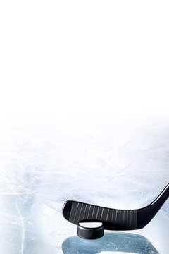 Eishockeyschl&auml;ger mit Puck auf Eis als sportliches Wintermotiv