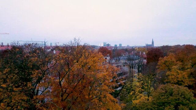 Luftaufnahme von M&uuml;nchen im Herbst mit Skyline und bunten B&auml;umen