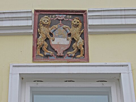 warnem&uuml;nde, deutschland - wappen von 1605 an der warnem&uuml;nder vogtei