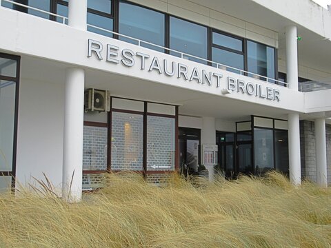 warnem&uuml;nde, deutschland - 21.02.2026 - traditionelles restaurant broiler an der seepromenade