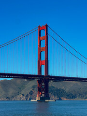 Fototapeta premium View of the Golden Gate Bridge from Chrissy field on a sunny January day 