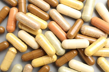 Obraz premium Many different pills on light grey background, flat lay