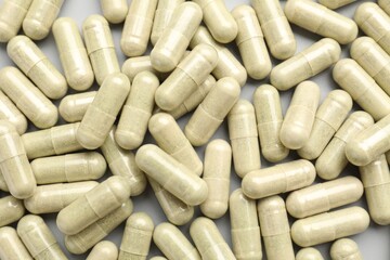 Obraz premium Many pills on light grey background, flat lay