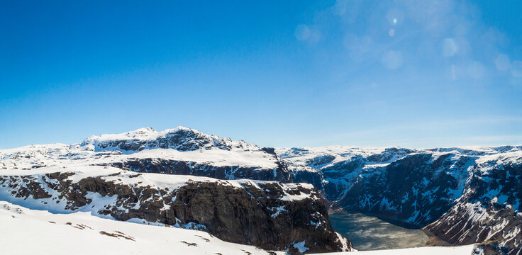 Panorama &uuml;ber Fjordklippe und verschneite Trolltunga-Landschaft