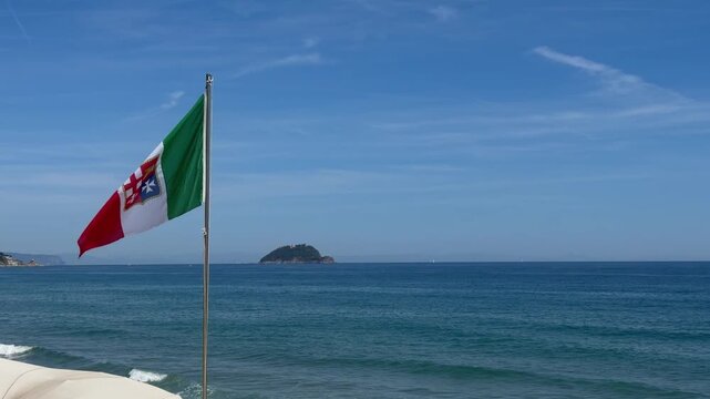 bandiera italiana sul mar mediterraneo a laigueglia in italia